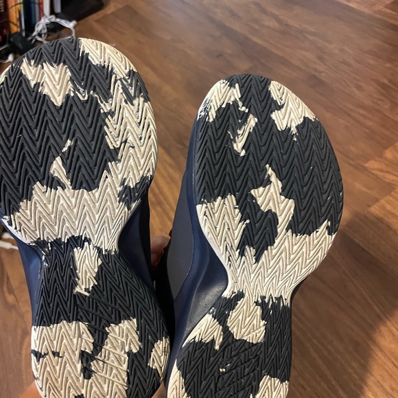 Brand new without tags adidas high top basketball shoes boys - Picture 3 of 4